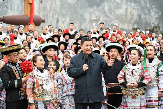 2月3日至5日,习近平总书记在贵州考察调研时强调,要结合党史学习教育,从长征精神和遵义会议精神中深刻感悟共产党人的初心和使命,落实新时代党的建设总要求。图为习近平总书记在毕节市黔西县新仁苗族乡化屋村文化广场上,向全国各族人民、港澳台同胞和海外侨胞拜年.jpg